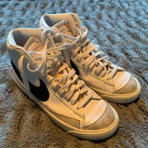 Nike Women’s Blazers Mid ‘77